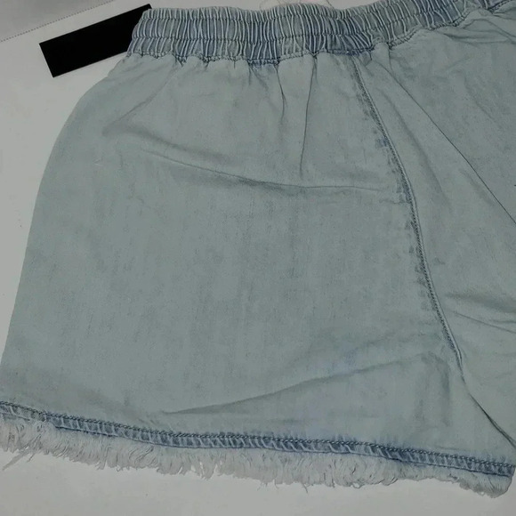 Blank NYC Lightwash Denim Elastic Waist Drawstring Shorts in Doing Too Much XS - Picture 9 of 12
